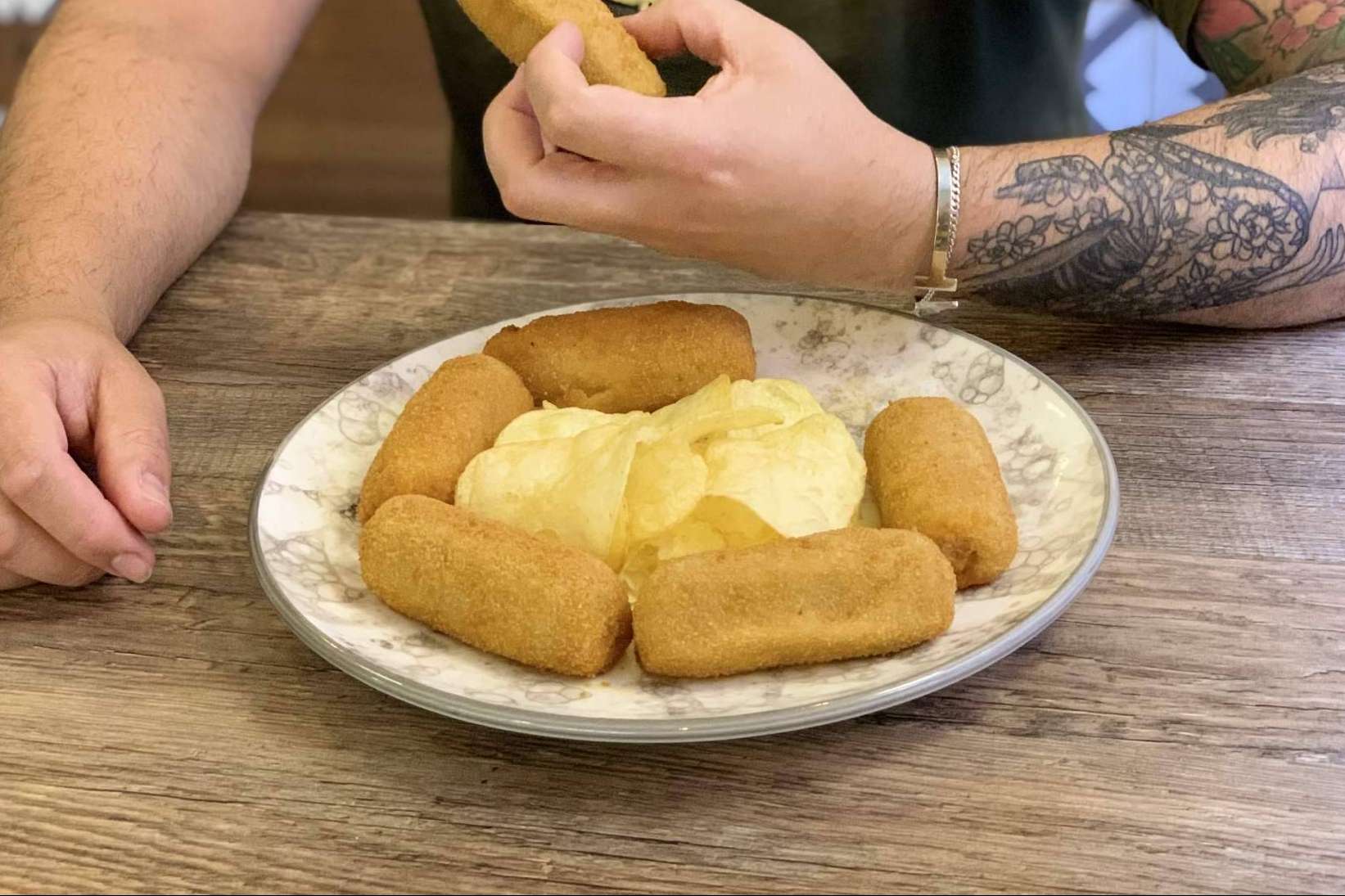 Unas de las croquetas preferidas de los madrileños se encuentran en la Taberna La Española