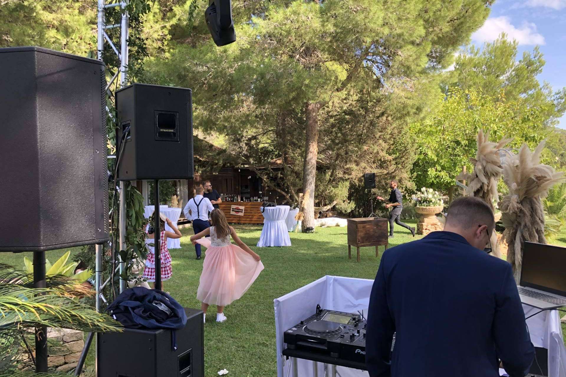 Alquilar Sonido dispone de DJ y cantantes para bodas, eventos y fiestas en Barcelona e Ibiza