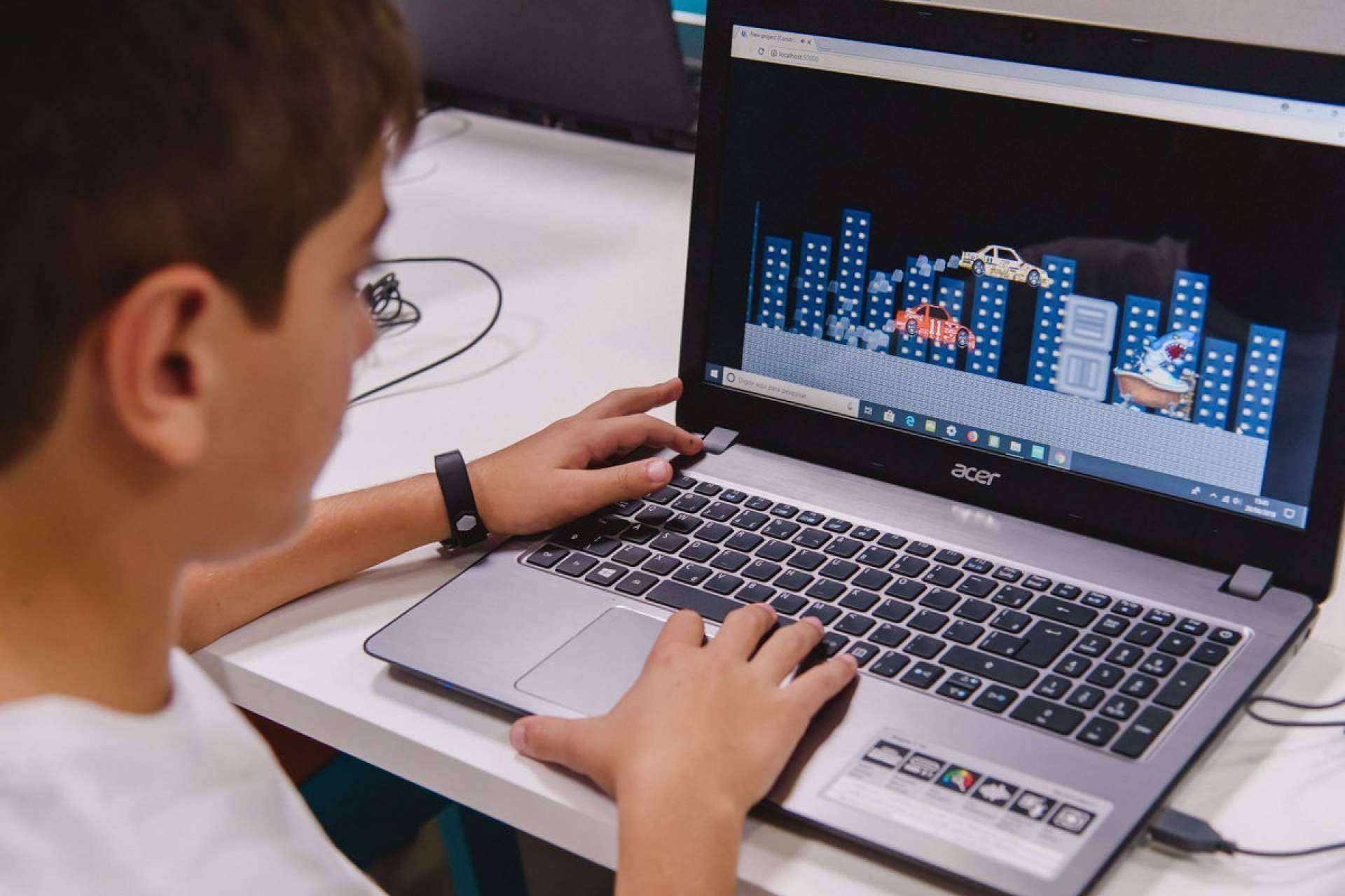 Uno de los referentes actuales en la enseñanza de tecnología en España es Happy Code