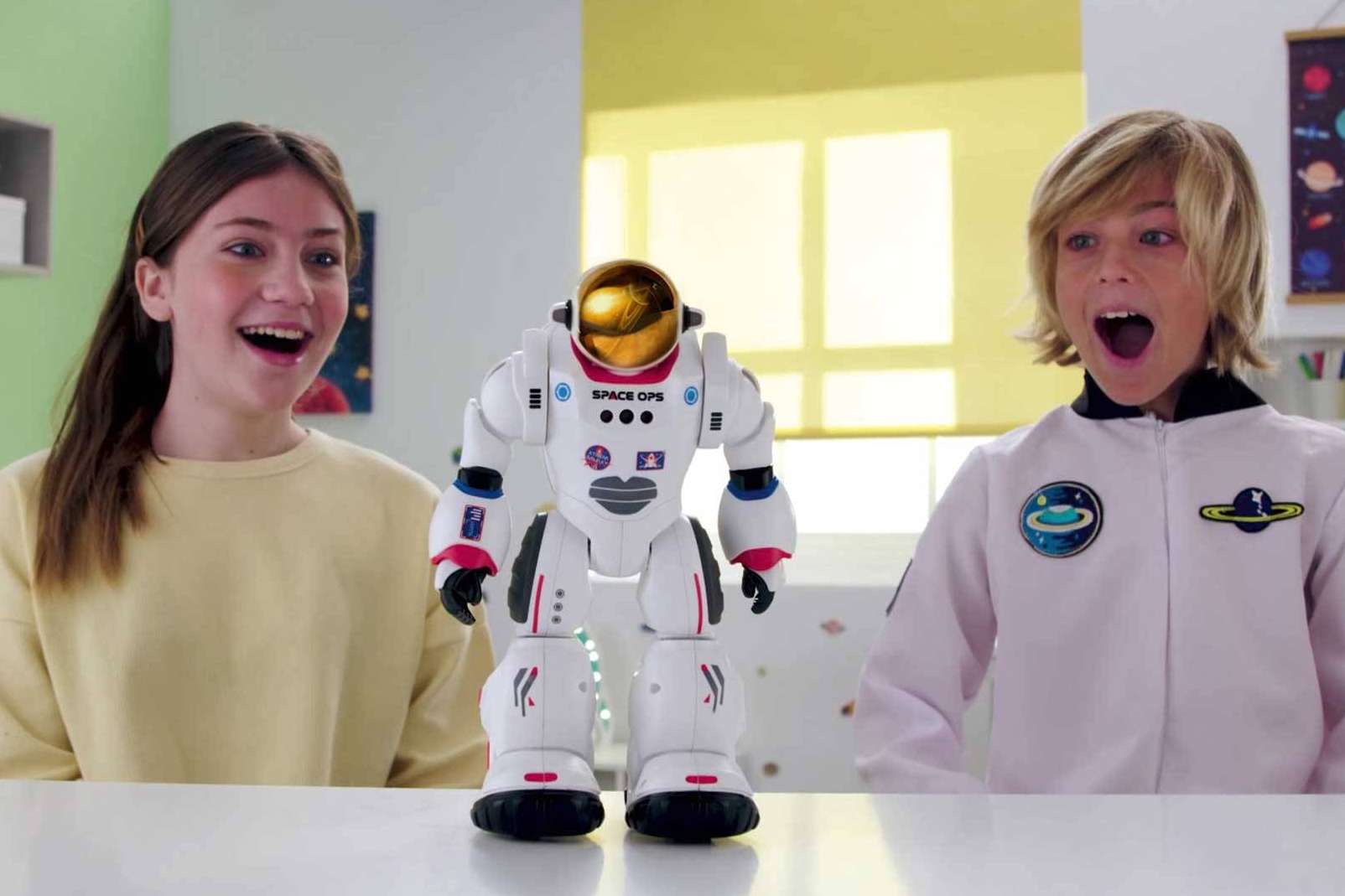 Descubrir el universo con el robot Charlie El Astronauta