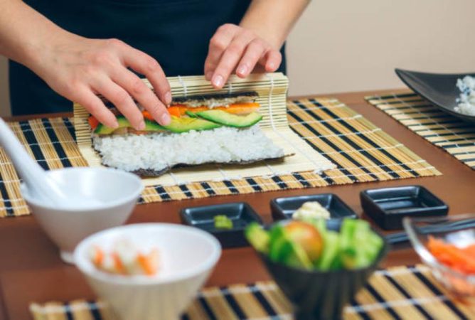El atemperado del arroz para el sushi