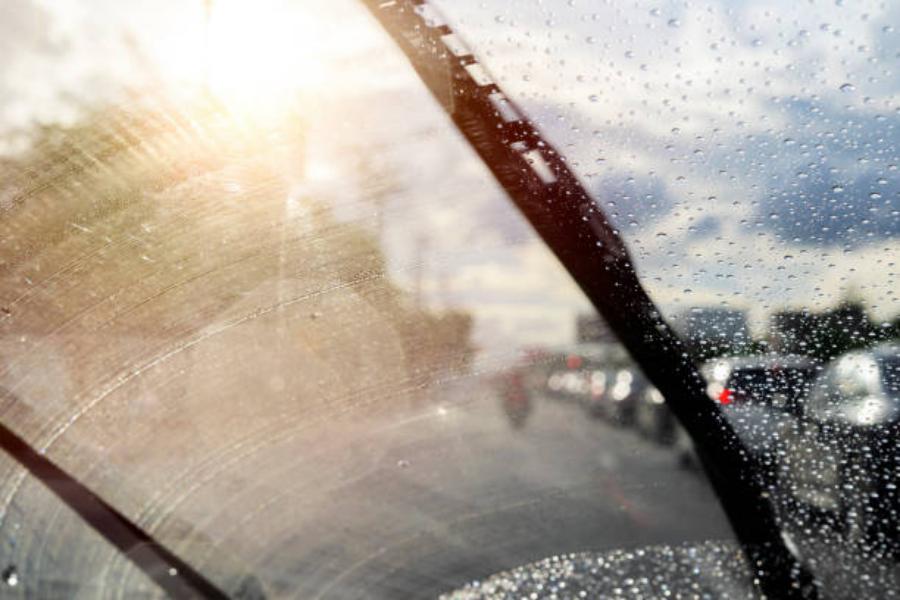 Mantener los cristales del coche limpios y sin vaho