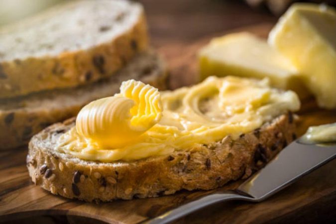 La mantequilla contiene altos niveles de grasas saturadas