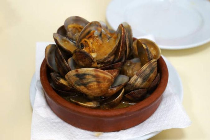 Ingredientes para hacer las almejas a la marinera