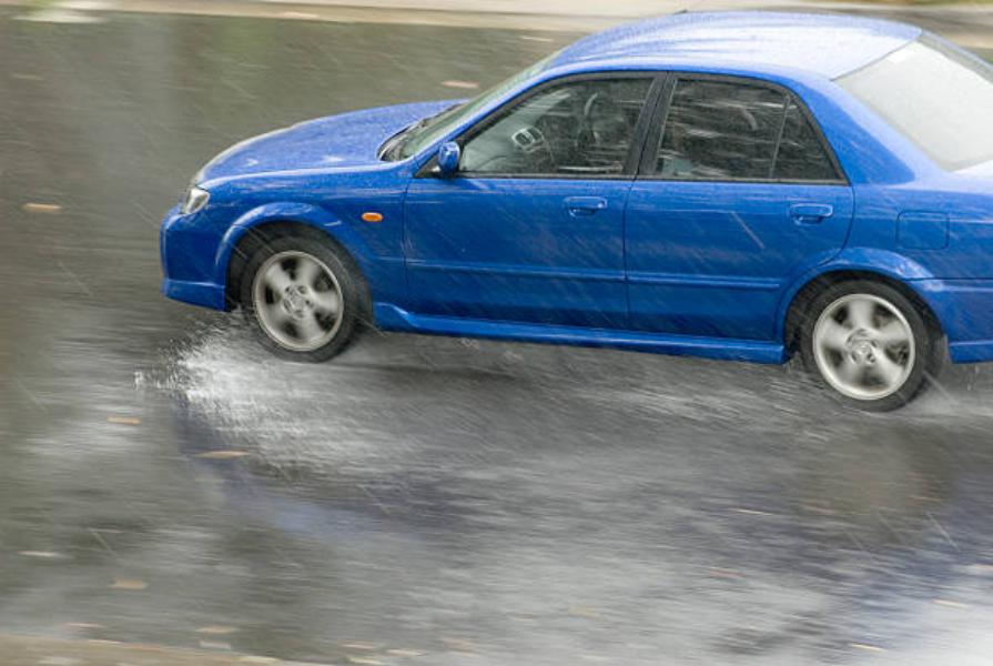 Charcos y aquaplaning