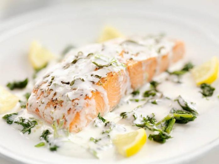 La receta más sencilla de salmón que puedes hacer en el microondas