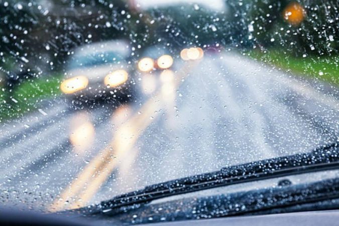Precauciones que debes tomar con tu coche para lluvia y viento