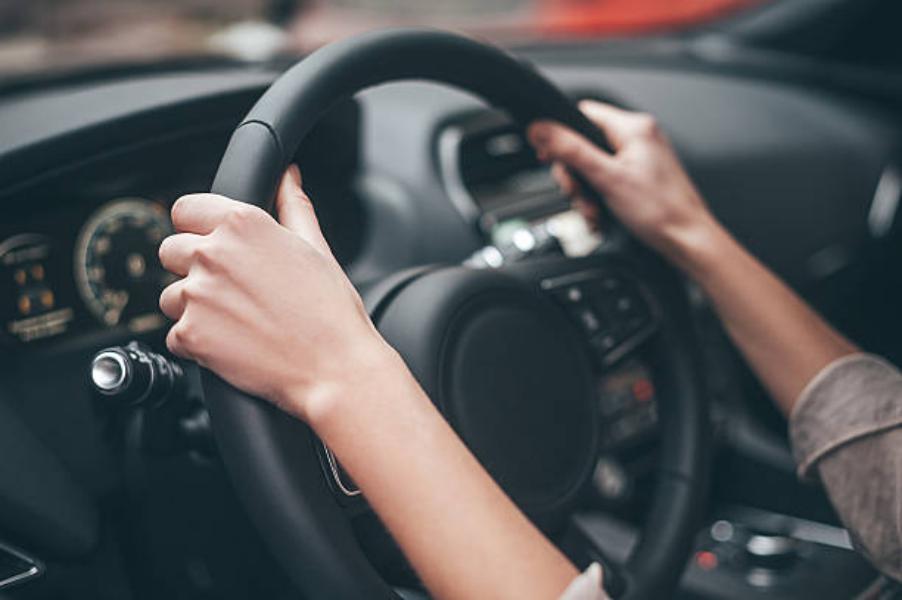 Coger el volante del coche con firmeza