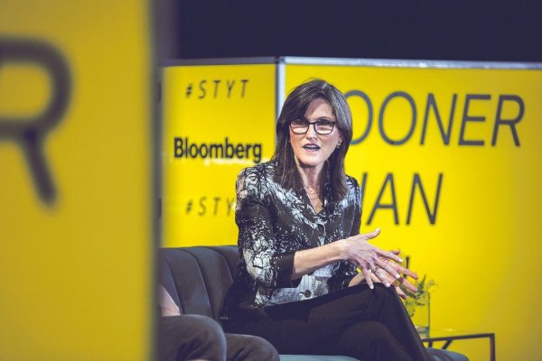 El desastre de Kathie Wood con Twitter: así perdió 500 millones y allanó el camino a Elon Musk