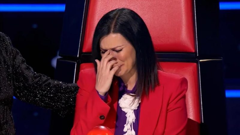 Laura Pausini rompe a llorar en 'La Voz' tras escuchar una canción suya