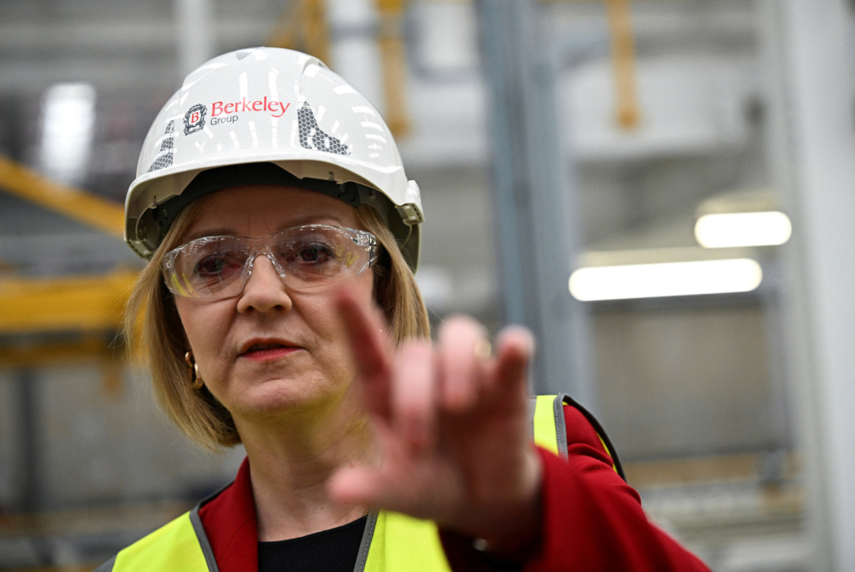 Liz Truzz, primera ministra de Reino Unido, mantiene su plan fiscal