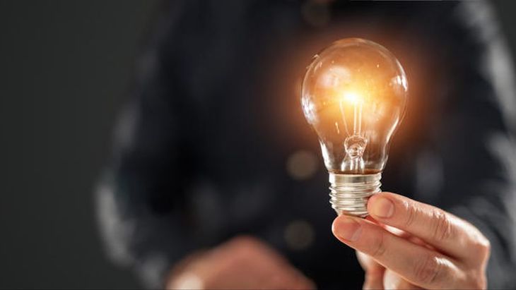 El precio de la luz se desploma un 49%: ¿cumplirá Pedro Sánchez su promesa?