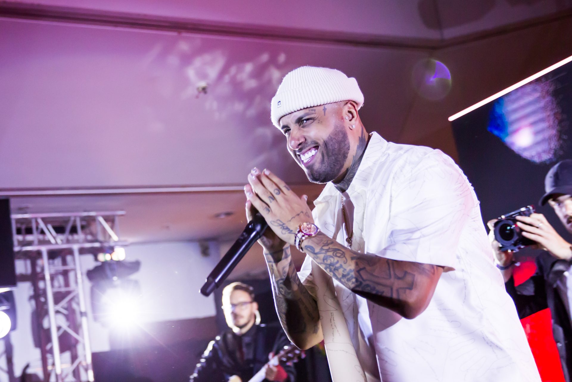 Nicky Jam lanza un NFT solidario con Woonkly en la gala benéfica de Cannes