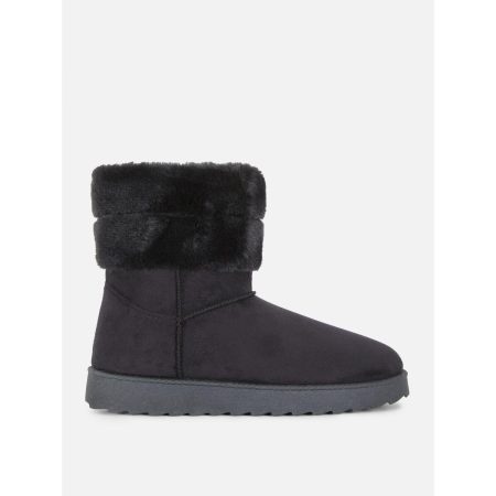 Primark: todas estas botas cuestan 10 euros y son una monada 1 Merca2.es Botas negras con ribete
