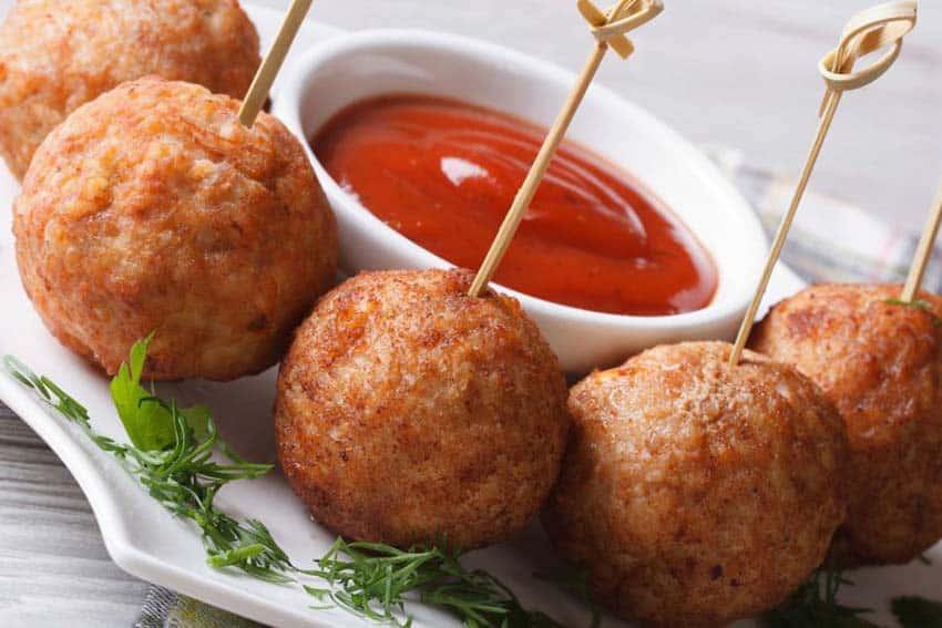 albóndigas de pollo y salsa