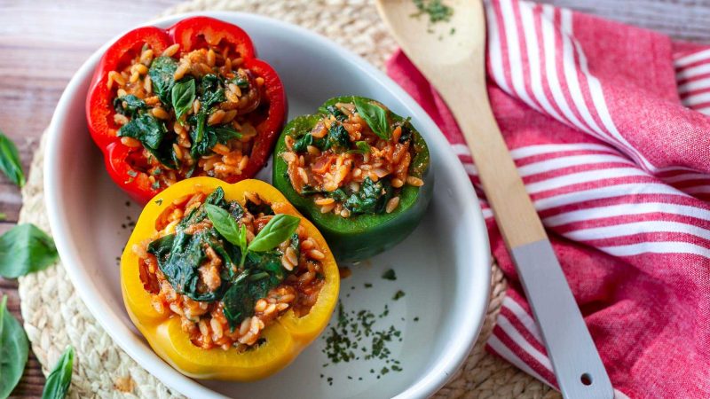 Pimientos rellenos de soja texturizada una de las recetas al horno de la temporada