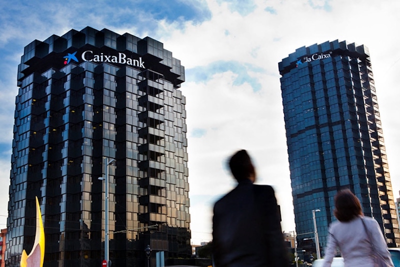 CaixaBank emerge tras el impuesto del Gobierno en la semana clave para la banca