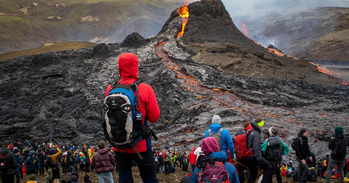 Una solución al desastre de La Palma: el 'volcano hunting' 1 Merca2.es turistas volcanes Merca2.es