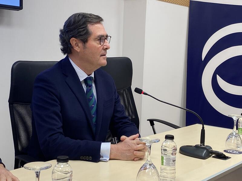 Garamendi advierte de que hay empresas que «no van bien» y que no pueden afrontar una subida fuerte del SMI