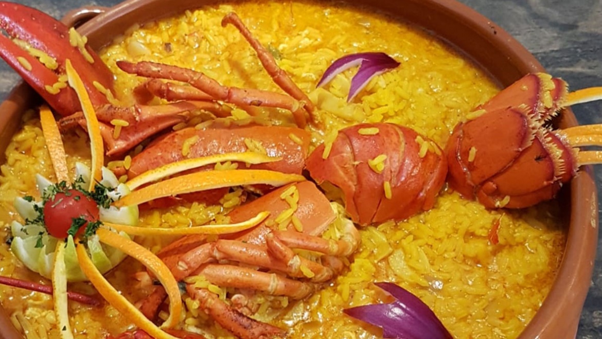 Arroz caldoso de bogavante con algas y sopa de ajo