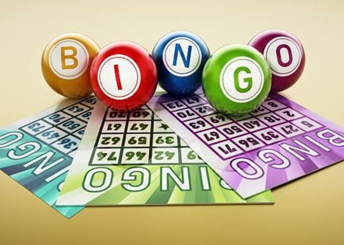 Bolas y cartas de BINGO en superficie dorada