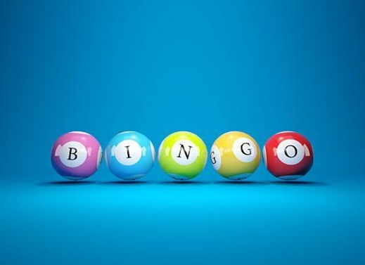 Cinco bolas de BINGO sobre fondo azul cielo