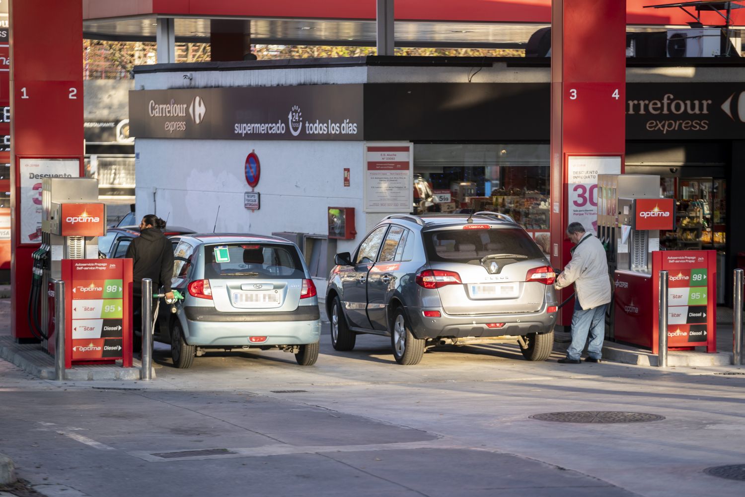 Los españoles pierden la confianza en los carburantes