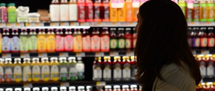 Mujer en un supermercado mirando precios
