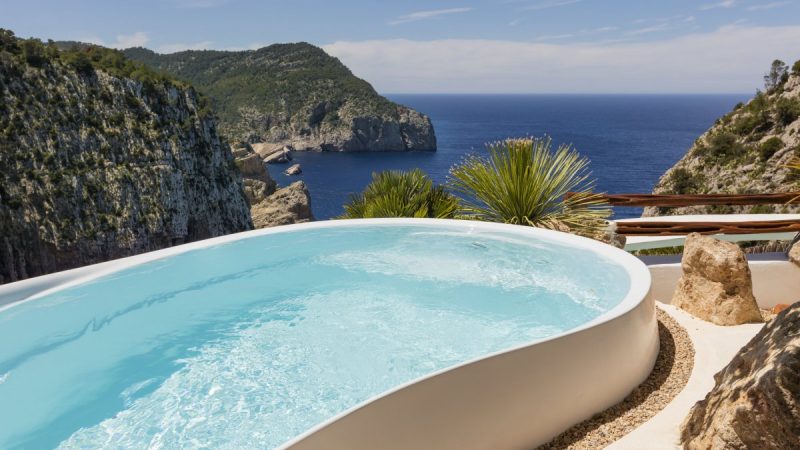 Aura Sky Pool en Dubái y otras 9 piscinas espectaculares que ver antes de morir 8 Merca2.es Piscinas espectaculares: Hotel Hacienda Na Xamena (Ibiza)