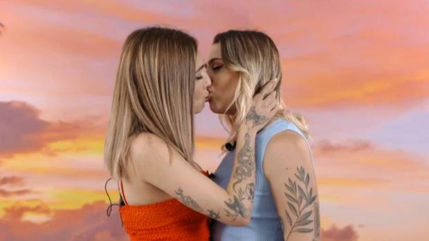 ¿La polémica del beso de Vicky y Victoria, les trajo bueno o malos comentarios?