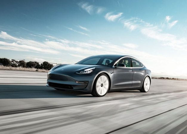 El coche autónomo de Google impone su velocidad al Tesla de Elon Musk
