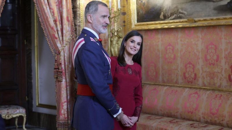 El anillo con inscripción de amor de la reina Letizia en la Pascua militar