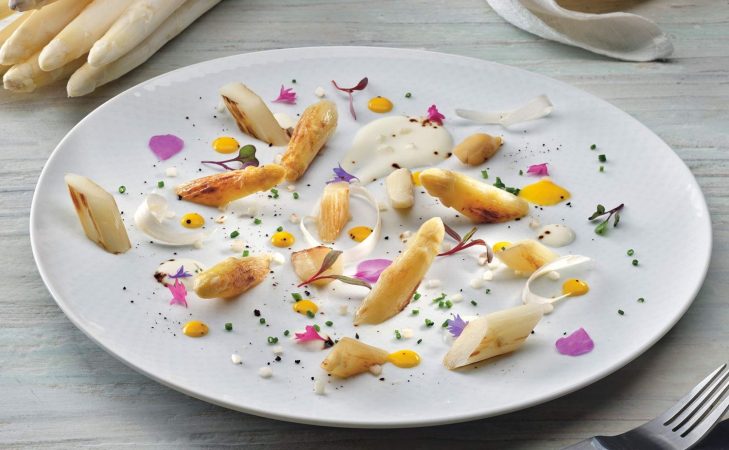 Espárragos con salsa holandesa de café