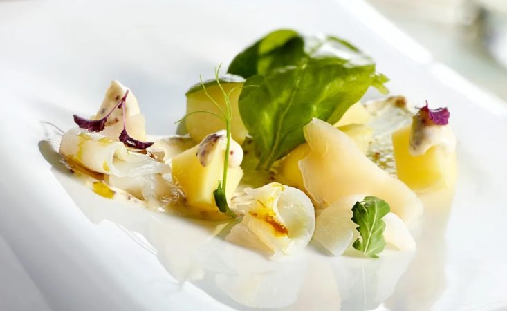 Ensalada de verduras, nueces y salsa de queso