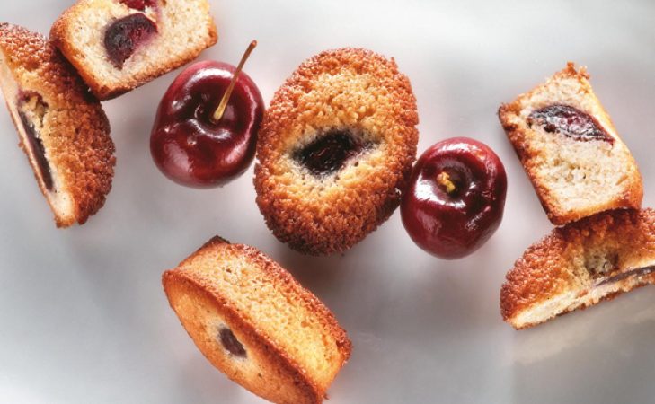 Financieras de cerezas con crema pastelera