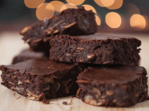 Cómo hacer brownie: los consejos de los chefs para que te queden exquisitos 1 Merca2.es Un dulce bastante sencillo de hacer