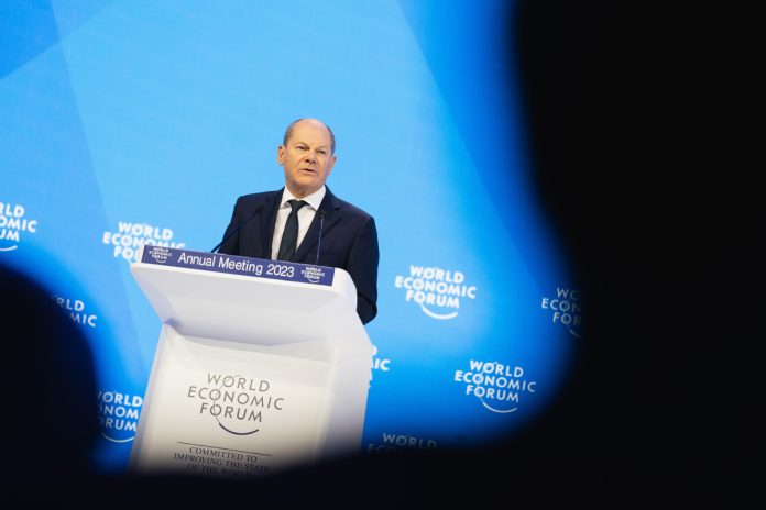 Olaf Scholz, único gran mandatario que ha acudido a Davos, junto a España