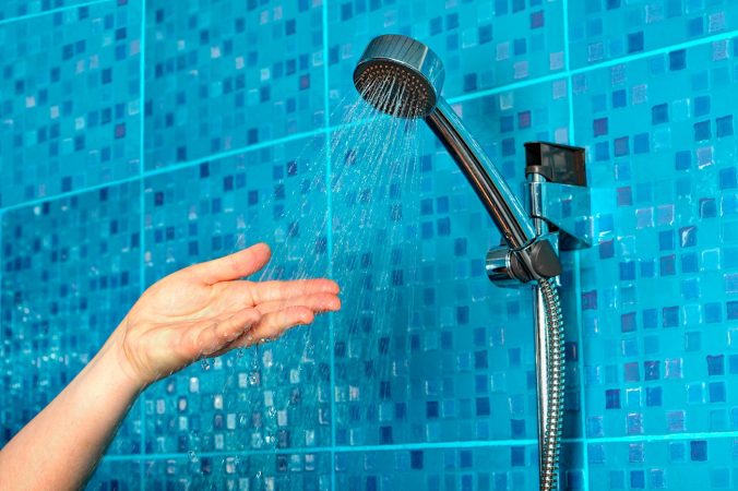 ducha agua caliente dolor de cabeza Merca2.es