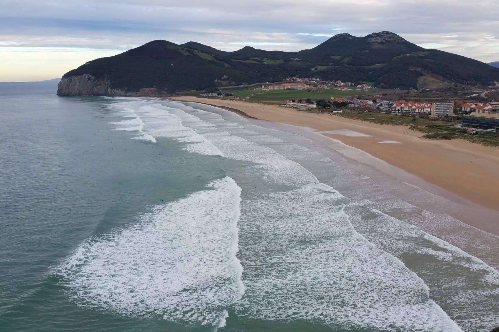 ¿Por qué hacer surf en Santoña?, según Watsay