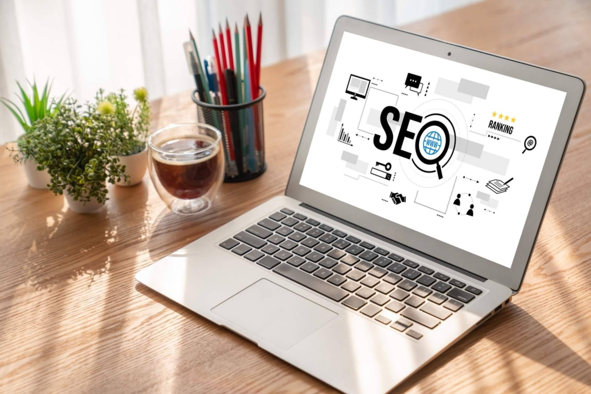 Estudio del posicionamiento web off page y on page de páginas web, con el servicio gratuito de Agora