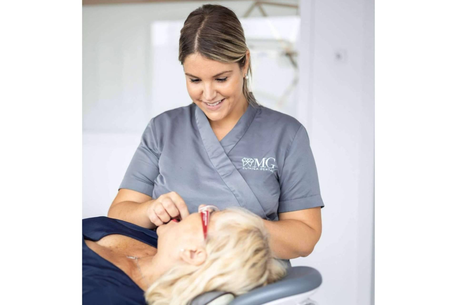El tratamiento de prótesis de carga inmediata realizado por la Clínica MG Dental & Estética Facial