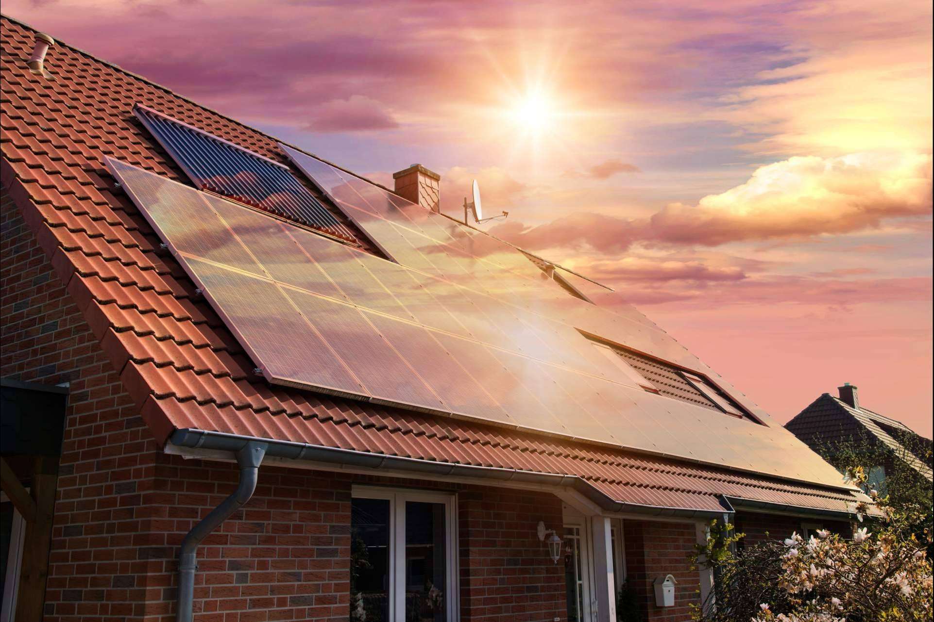 Los servicios de la empresa Elica Ingenieros para instalar puntos de recarga de vehículos y placas solares