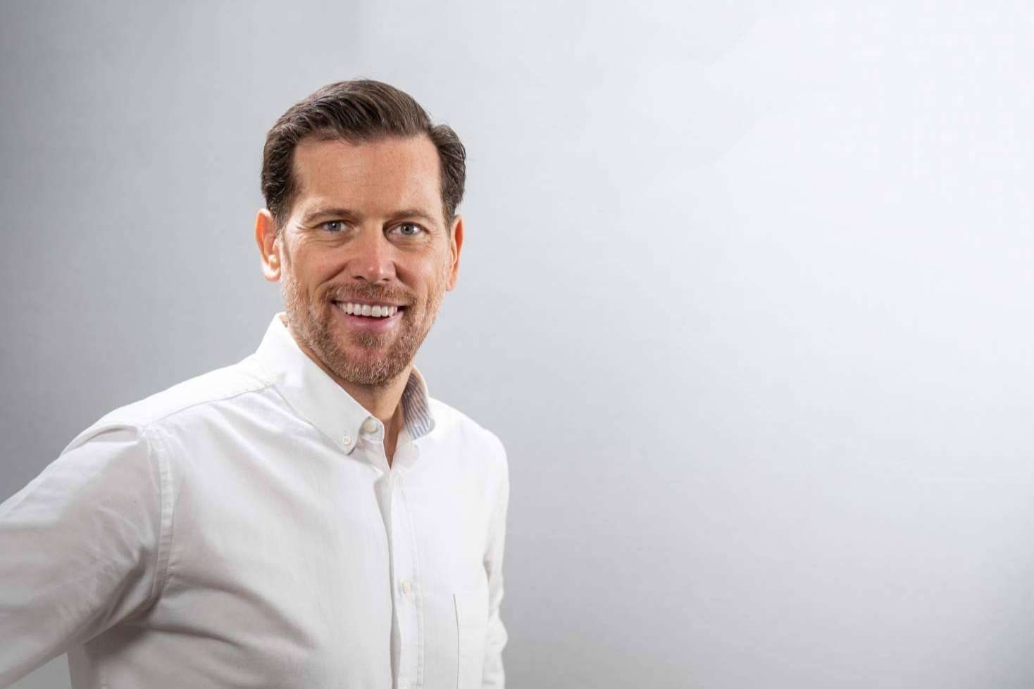 La ‘ejemplaridad digital’ del empresario como estrategia para captar clientes B2B en 2023, con la firma AGLV