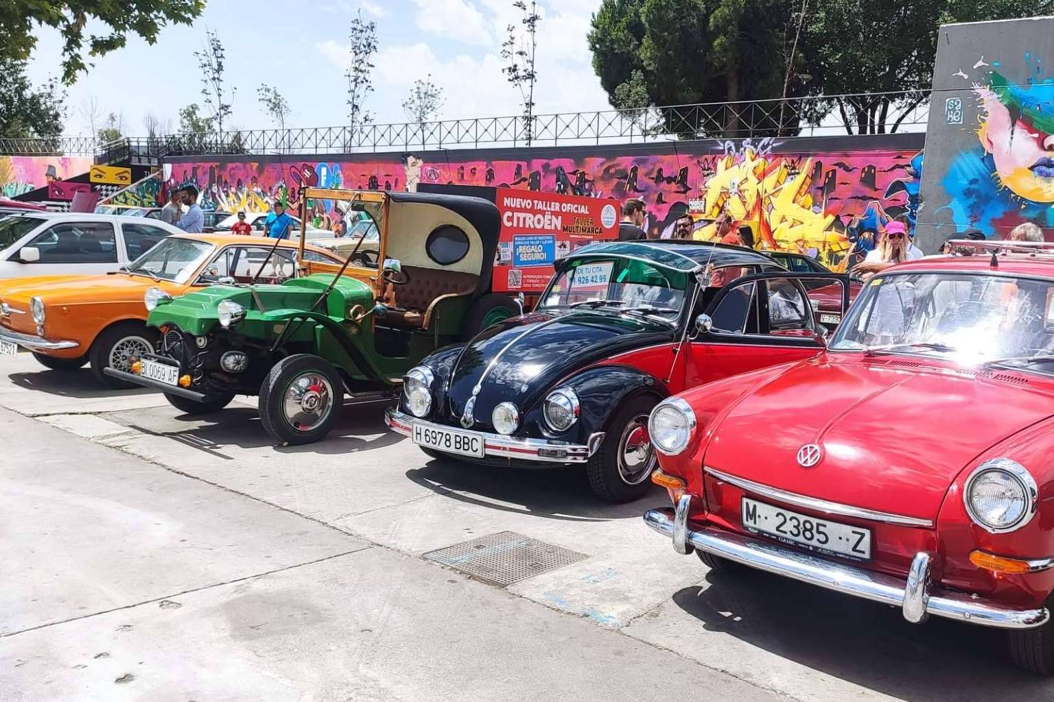 Reunión de vehículos clásicos en Torrejón de Ardoz, Madrid, impulsada por Club Cochezillos y Rapid Motos