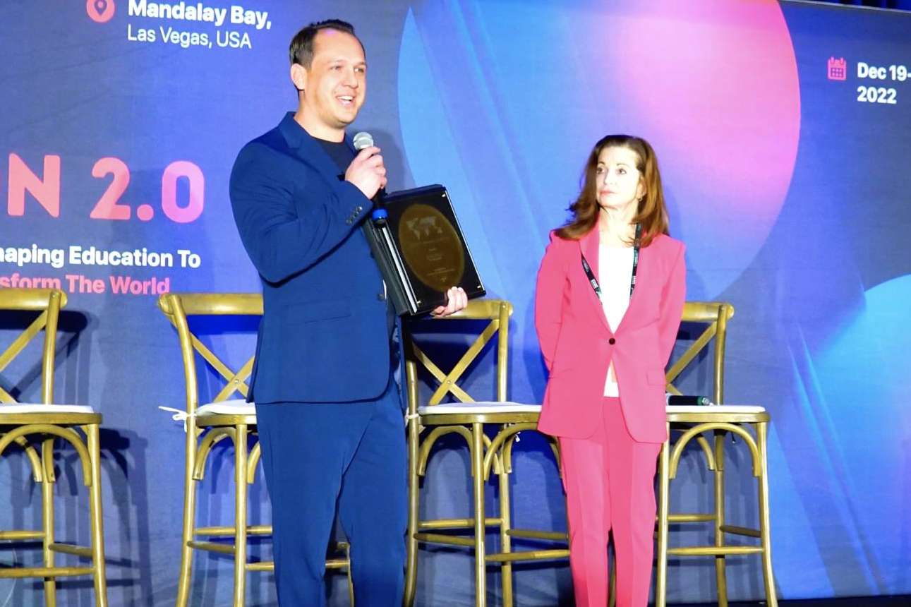 Rony Jabour recibió un premio en Las Vegas por sus trabajos prestados a la educación