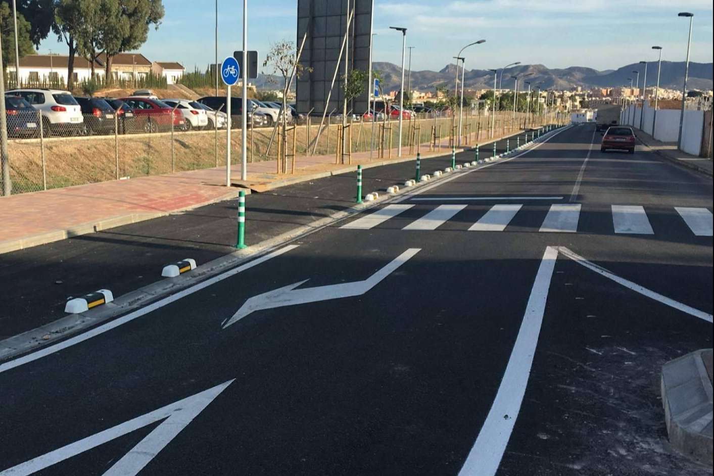 Abadecom es el suministro de separador de carril bici fotoluminiscente para obra en Cartagena