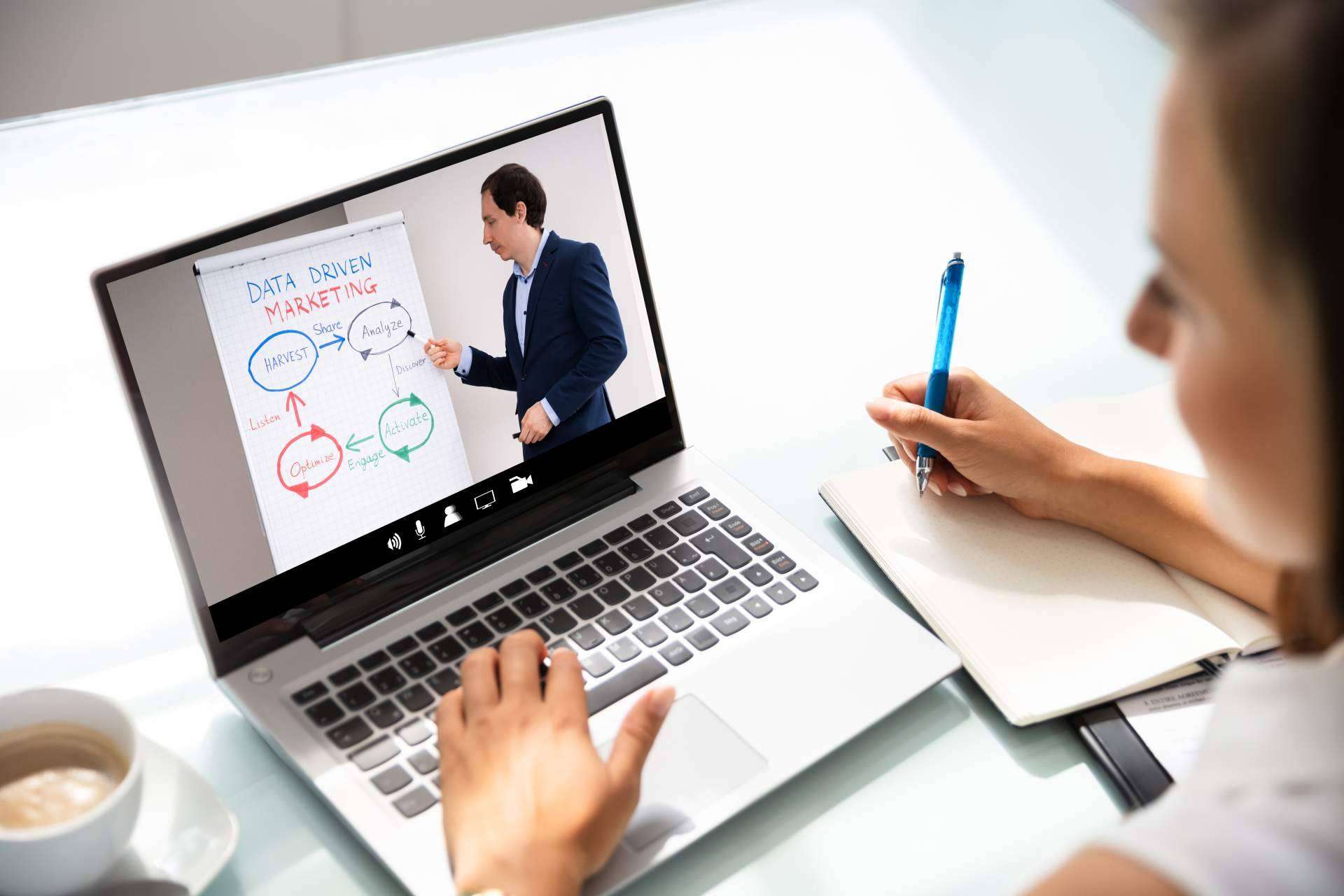 A School of Fish Language Center, la academia online de inglés que ofrece cursos y webinars para todos los niveles