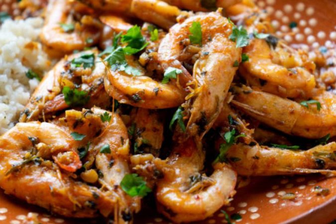 Elaboración de la receta de gambas al ajillo