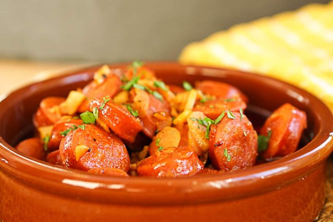 Preparación del chorizo a la sidra