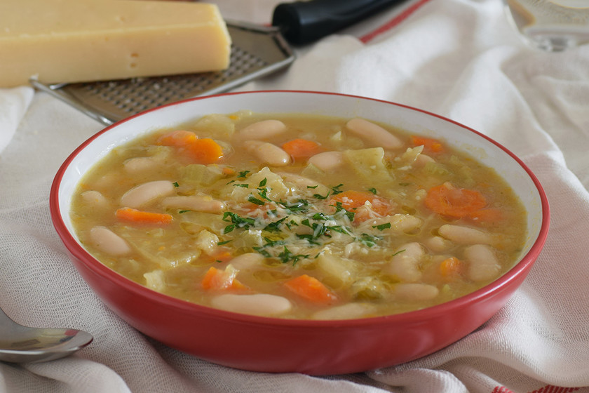 La sopa cremosa italiana con alubias que te hará olvidar la fabada